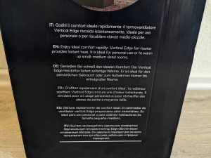 Verpackung des De’Longhi HFS50B20.AV Heizlüfters von der Seite in der Nahansicht