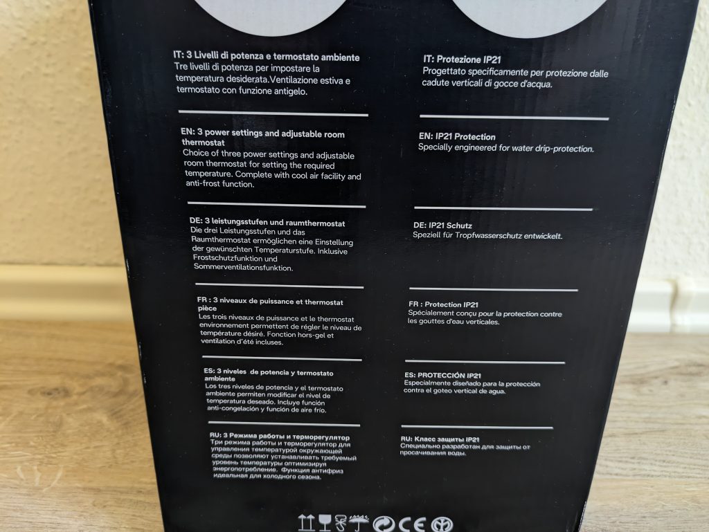 Verpackung des De’Longhi HFS50B20.AV Heizlüfters von der rechten Seite in der Nahansicht