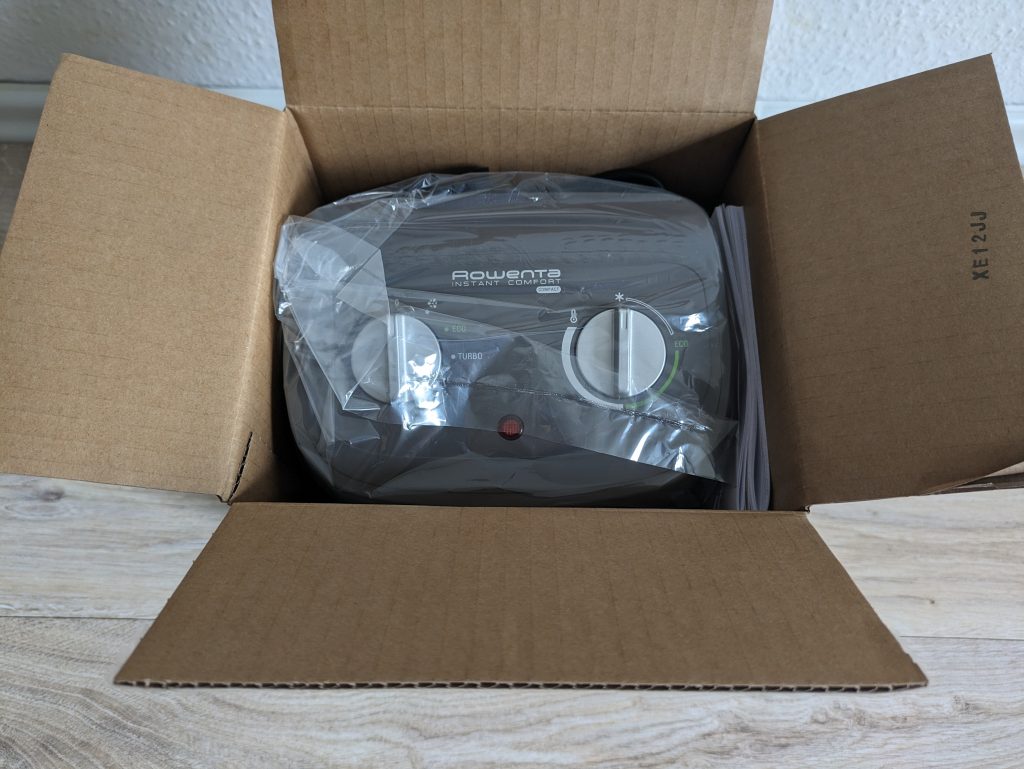 Verpackung des Rowenta SO2320 Instant Comfort Compact Heizlüfters geöffnet