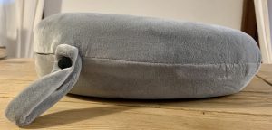 WELLGRO Nackenkissen Seitenansicht mit verschlossener Trageschlaufe