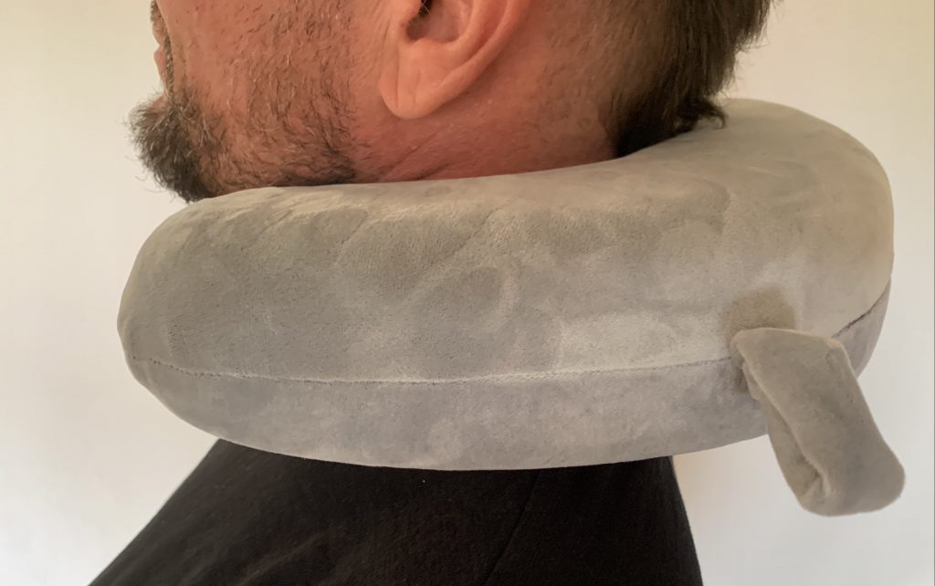 WELLGRO Nackenkissen von der Seite bei männlicher Testperson