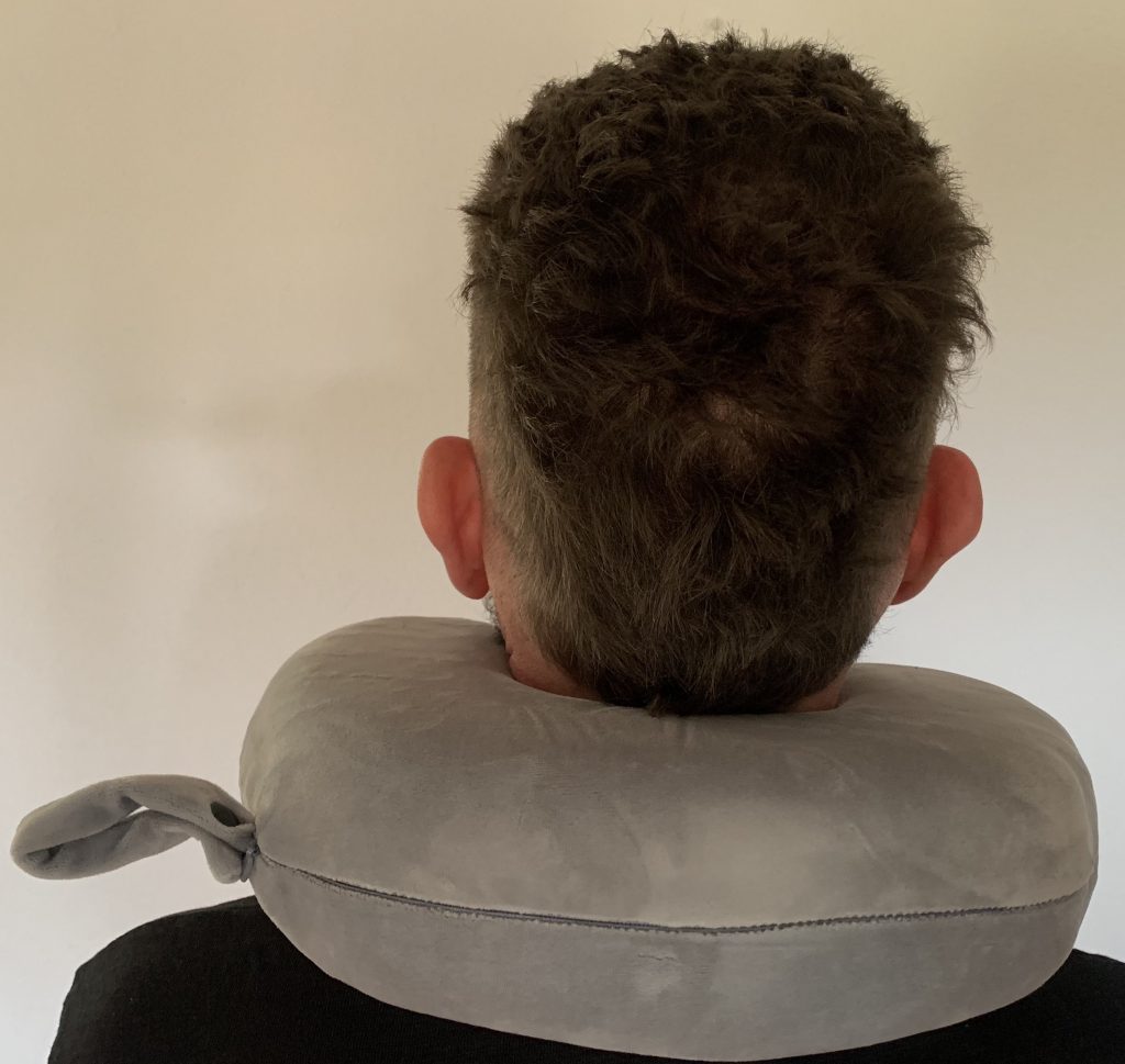 WELLGRO Nackenkissen von hinten bei männlicher Testperson