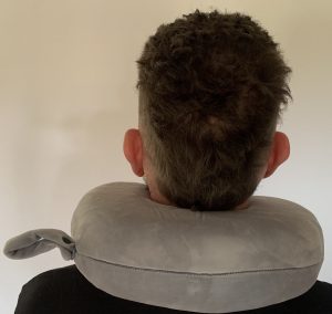 WELLGRO Nackenkissen von hinten bei männlicher Testperson