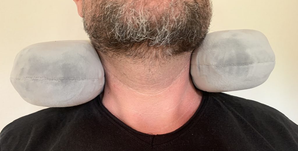WELLGRO Nackenkissen von vorne bei männlicher Testperson
