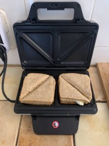 WMF Lono Sandwichmaker Vollkorntoast vor dem Backen