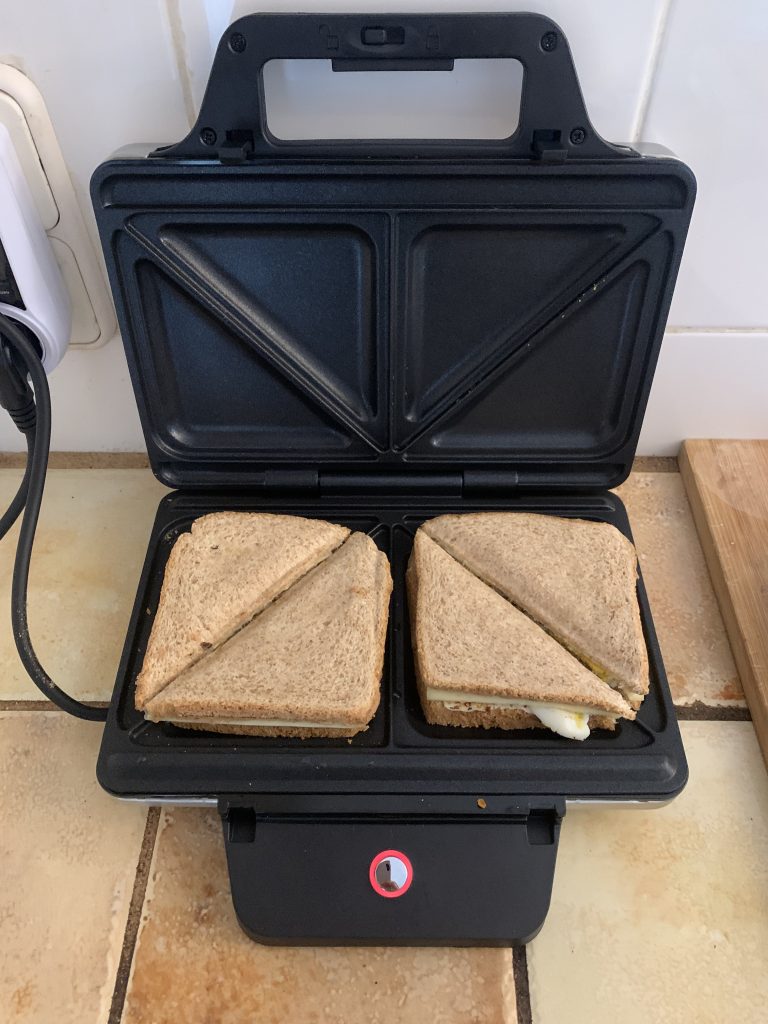WMF Lono Sandwichmaker Vollkorntoast vor dem Backen
