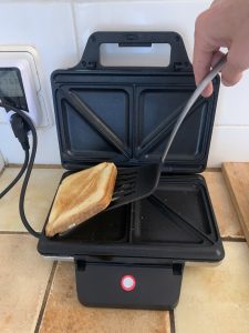 WMF Lono Sandwichmaker herausheben des Sandwiches mit einem Pfannenwender