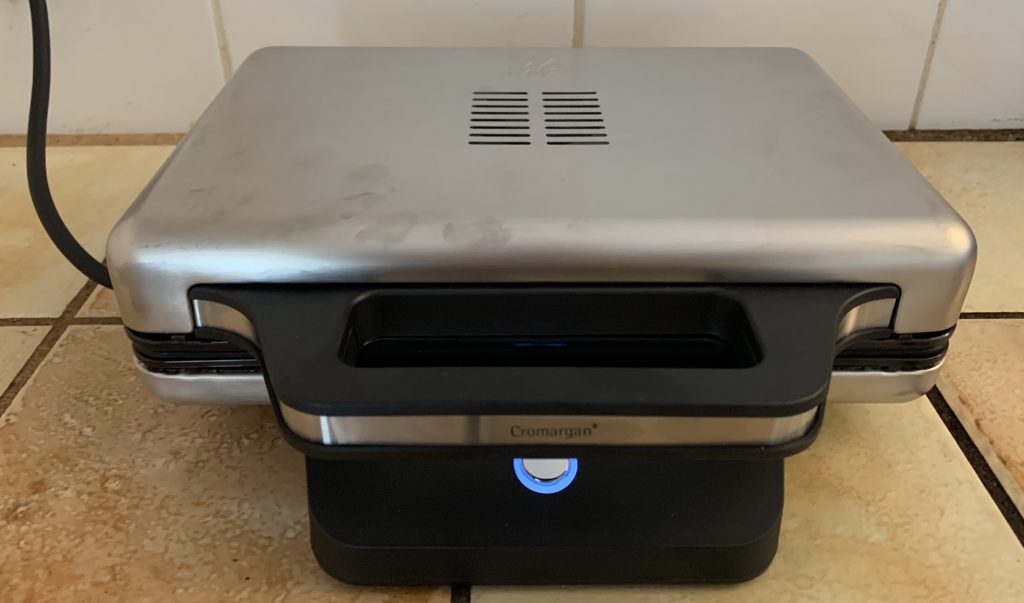 WMF Lono Sandwichmaker mit blau leuchtender Taste nach dem Ende der Aufheizzeit