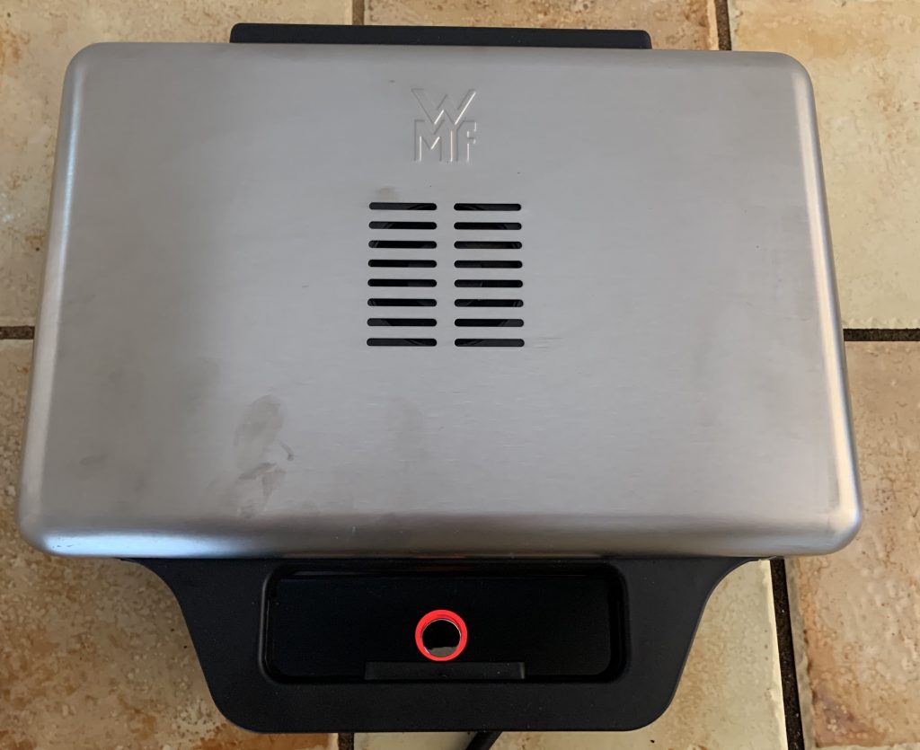 WMF Lono Sandwichmaker mit rot leuchtender Taste während des Aufheizens