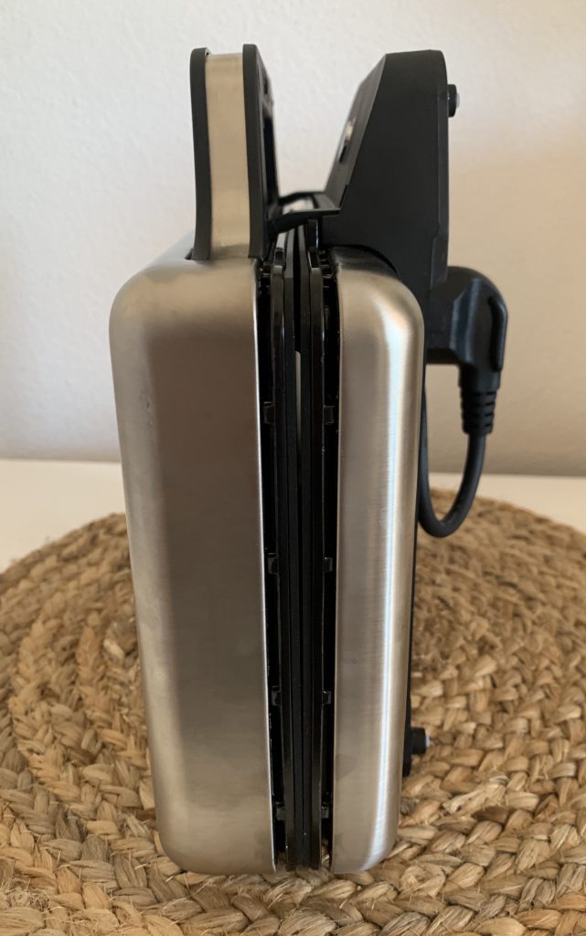 WMF Lono Sandwichmaker von der Seite mit Stecker im Steckerfach und aufgewickeltem Kabel