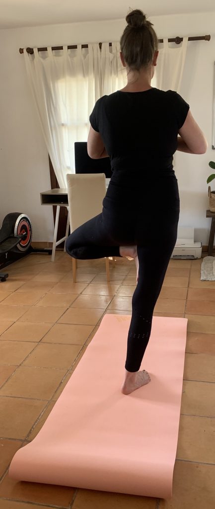 adidas-Yogamatte Praxistest Gleichgewichtsübung der Baum