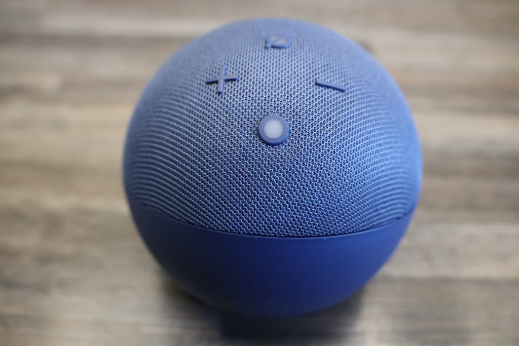 Amazon Echo Dot 5 Lautsprecher Ansicht mit Knöpfen