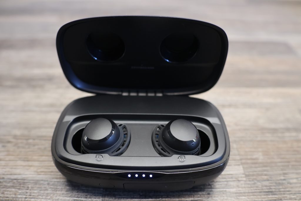 Tribit FlyingBuds 3 In-Ear-Kopfhörer Ladecase offen mit Hörern