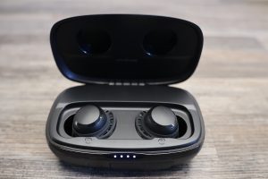 Tribit FlyingBuds 3 In-Ear-Kopfhörer Ladecase offen mit Hörern