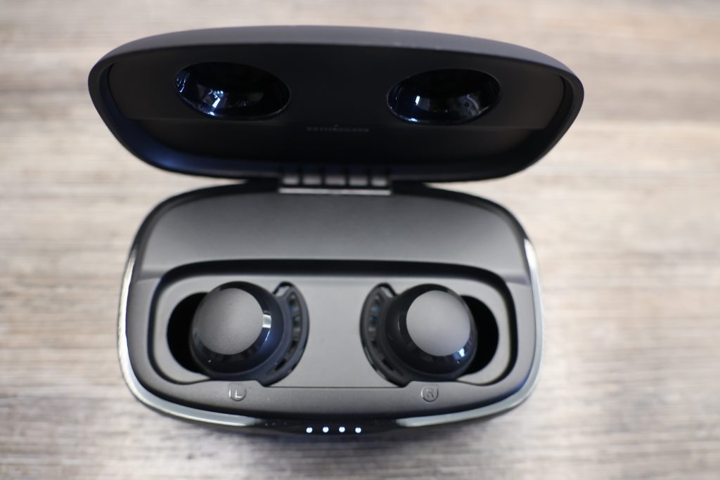 Tribit FlyingBuds 3 In-Ear-Kopfhörer Ladecase offen mit Höhrern