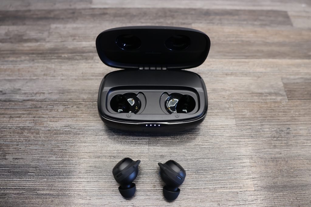 Tribit FlyingBuds 3 In-Ear-Kopfhörer Ladecase offen, Ohrhörer davor