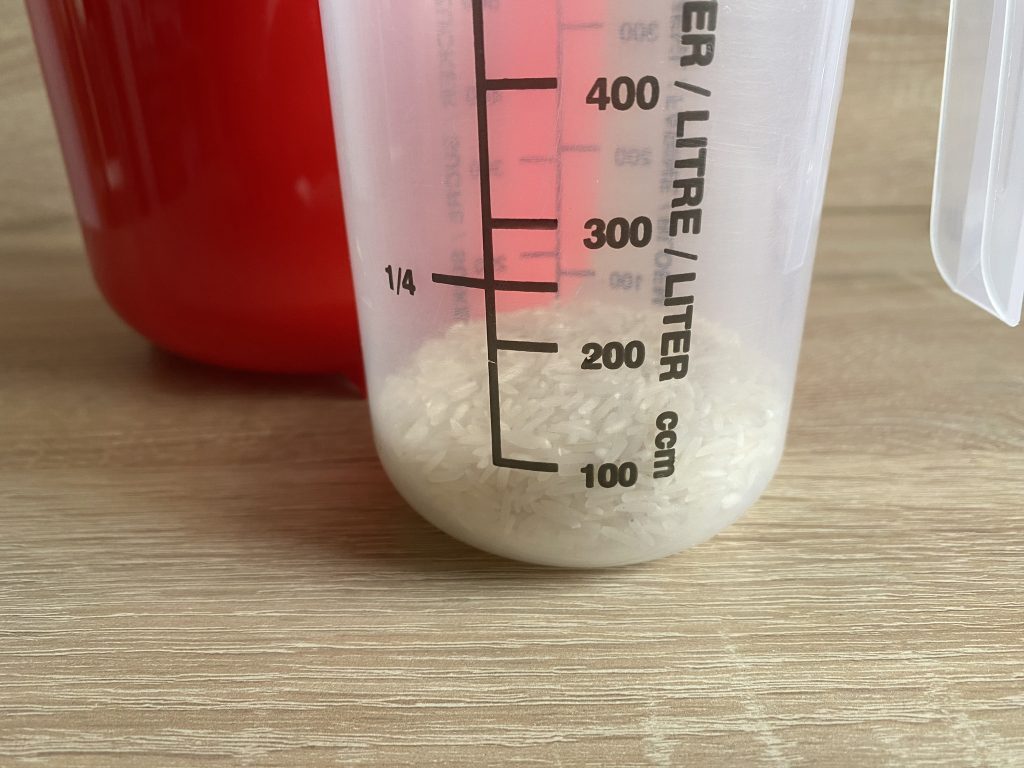 Sistema Microwave Reiskocher Reis im Messbecher