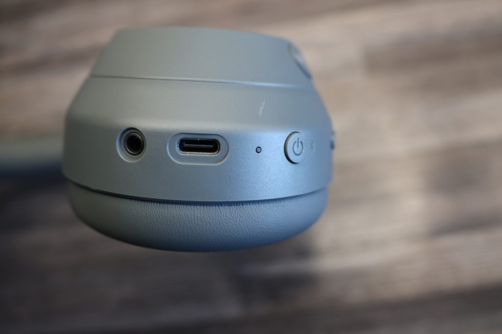 Sony ULT Wear Kopfhörer Detailansicht Anschlüsse