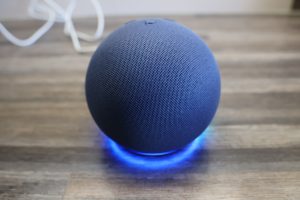 Amazon Echo Dot 5 Lautsprecher leuchtet