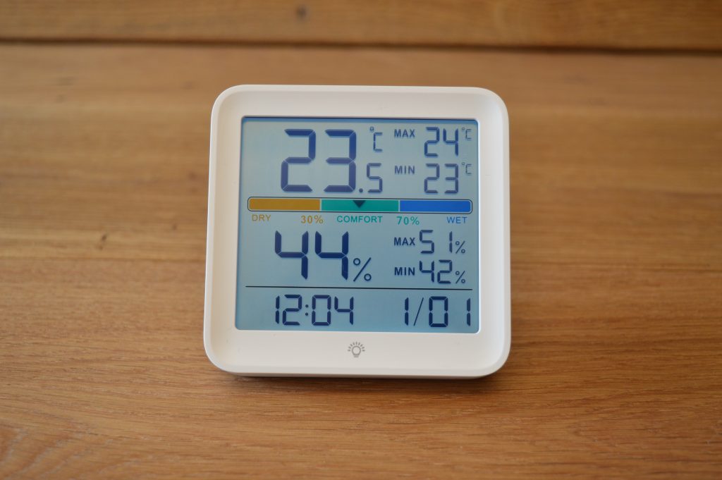 Noklead NK5275 Thermo-Hygrometer Frontansicht mit eingeschaltetem Licht