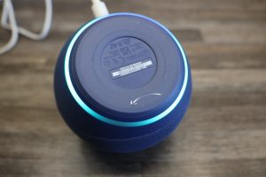 Amazon Echo Dot 5 Lautsprecher leuchtet