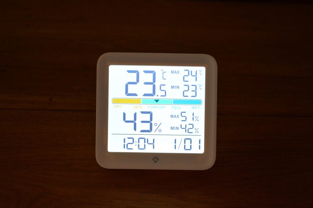 Noklead NK5275 Thermo-Hygrometer Frontansicht mit eingeschaltetem Licht im Dunkeln