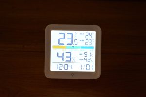 Noklead NK5275 Thermo-Hygrometer Frontansicht mit eingeschaltetem Licht im Dunkeln