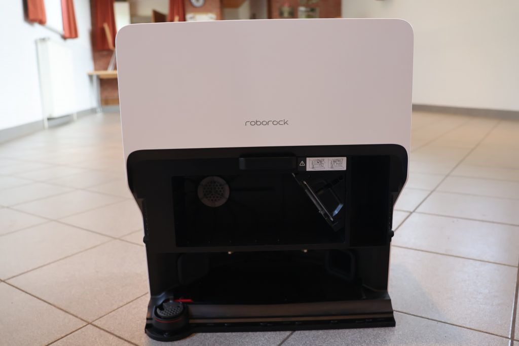 Roborock S8 MaxV Ultra Saug-Wisch-Roboter Frontansicht Station