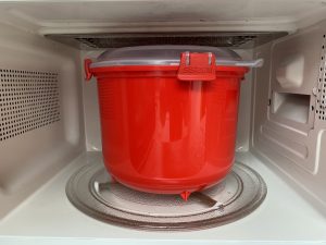 Sistema Microwave Reiskocher in der Mikrowelle