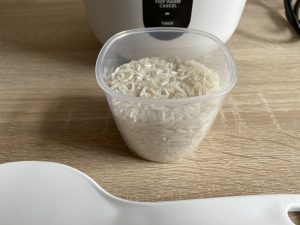Arendo Oishii Reiskocher Reis im Messbecher