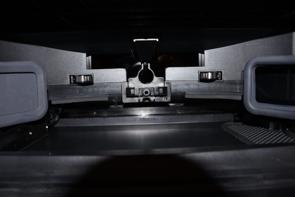 Roborock S8 MaxV Ultra Saug-Wisch-Roboter Station von innen