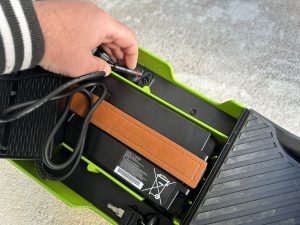 17e_streetbooster_pollux_ladekabel-anschliessen