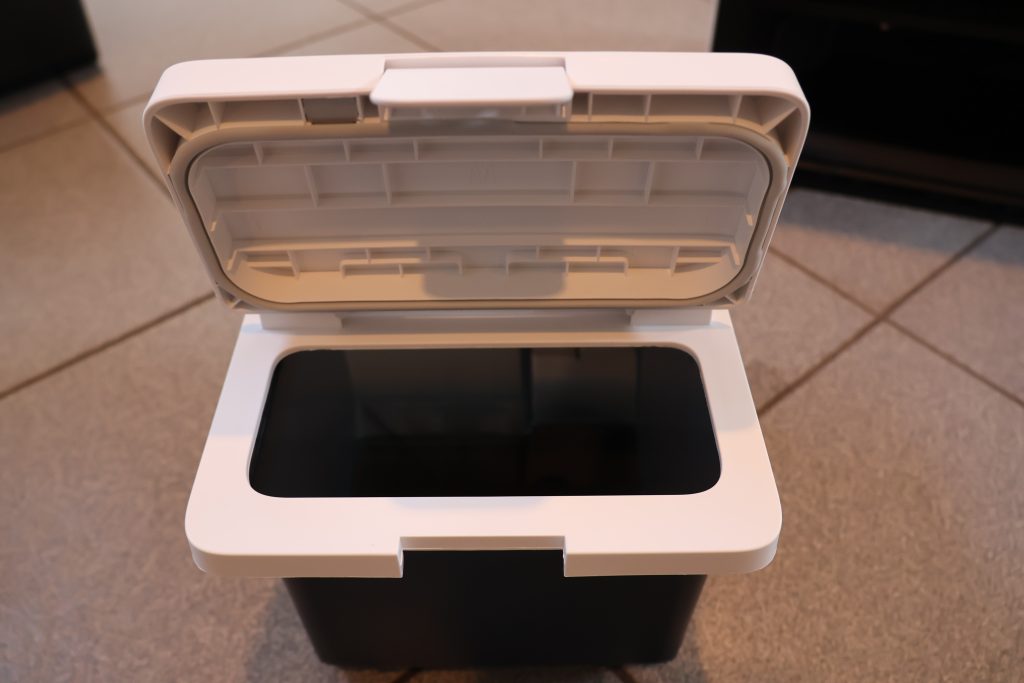 Roborock S8 MaxV Ultra Saug-Wisch-Roboter Schmutzwassertank offen