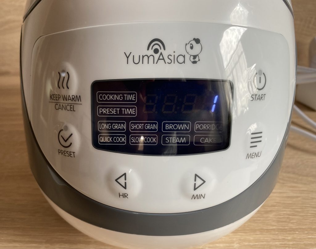 YumAsia Panda Reiskocher beim Warmhalten
