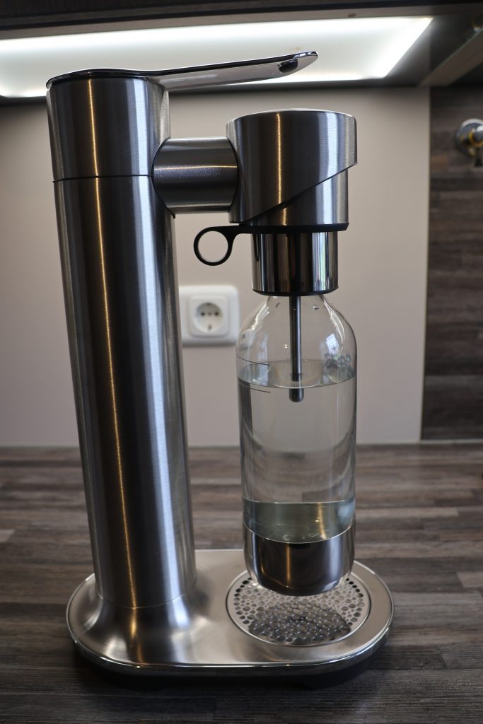 Sage InFizz Fusion Wassersprudler fertig zum Sprudeln seitlich