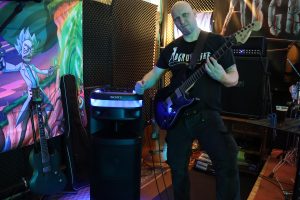 Sony ULT Tower 10 Lautsprecher Gitarrist