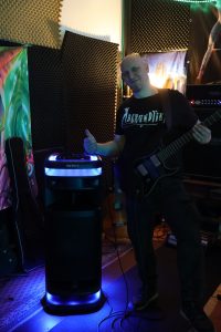 Sony ULT Tower 10 Lautsprecher Gitarrist