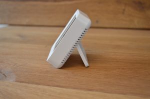 Noklead NK5275 Thermo-Hygrometer Seitenansicht mit Ständer