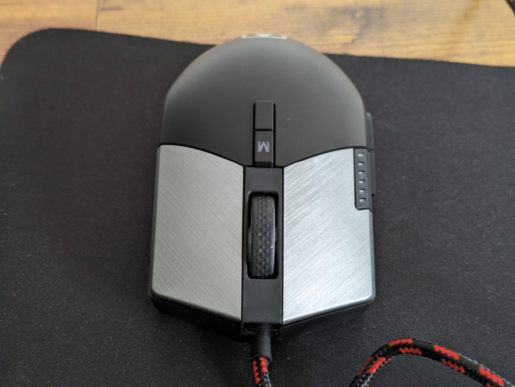 AOC Agon AGM700 Gaming-Maus in der frontalen