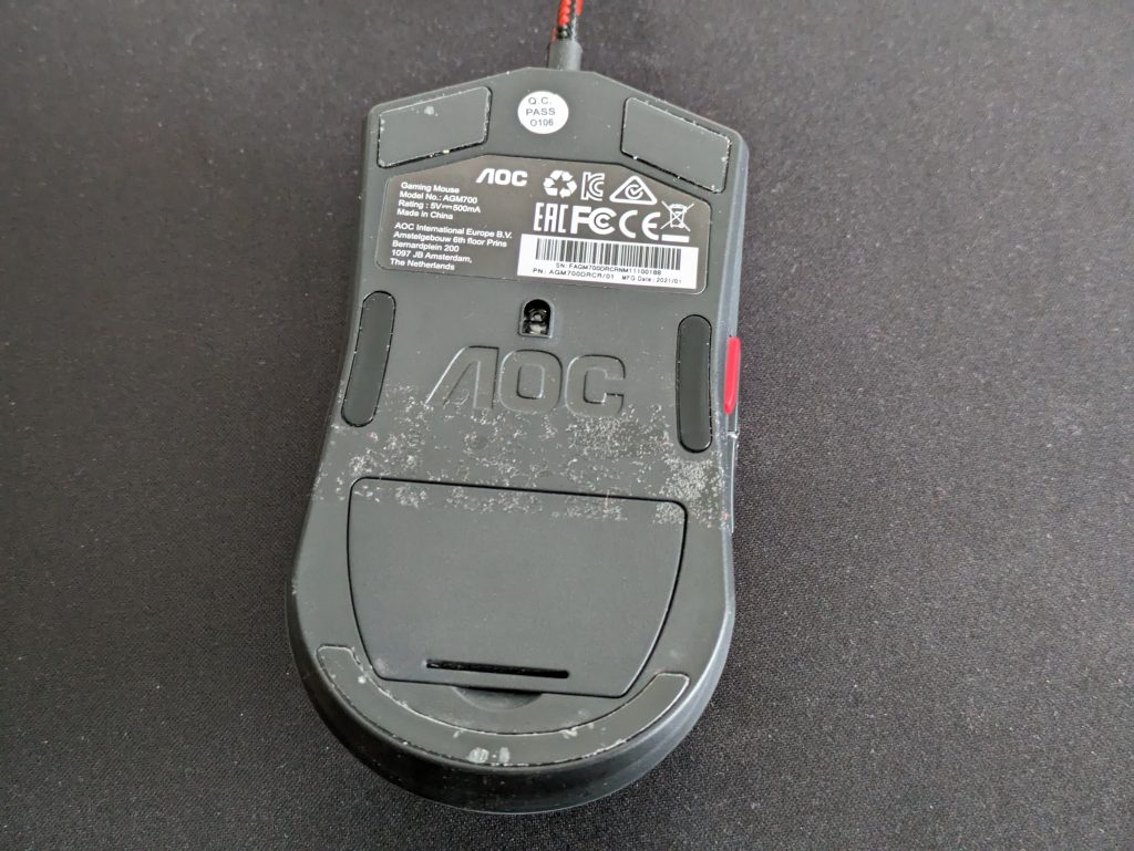 AOC Agon AGM700 Gaming-Maus mit Resten des Klebebands