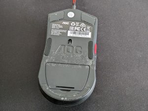 AOC Agon AGM700 Gaming-Maus mit Resten des Klebebands