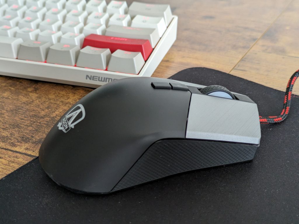AOC Agon AGM700 Gaming-Maus von der linken Seite