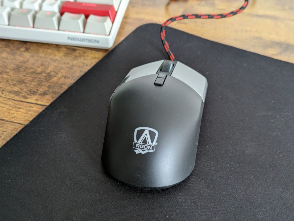 AOC Agon AGM700 Gaming-Maus von vorne