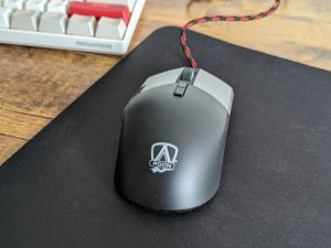 AOC Agon AGM700 Gaming-Maus von vorne