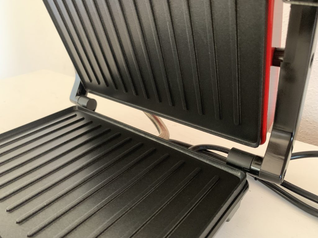 Aigostar 300000HHH Kontaktgrill Nahaufnahme Deckelscharniere