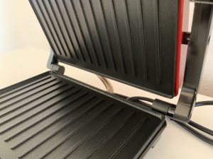 Aigostar 300000HHH Kontaktgrill Nahaufnahme Deckelscharniere