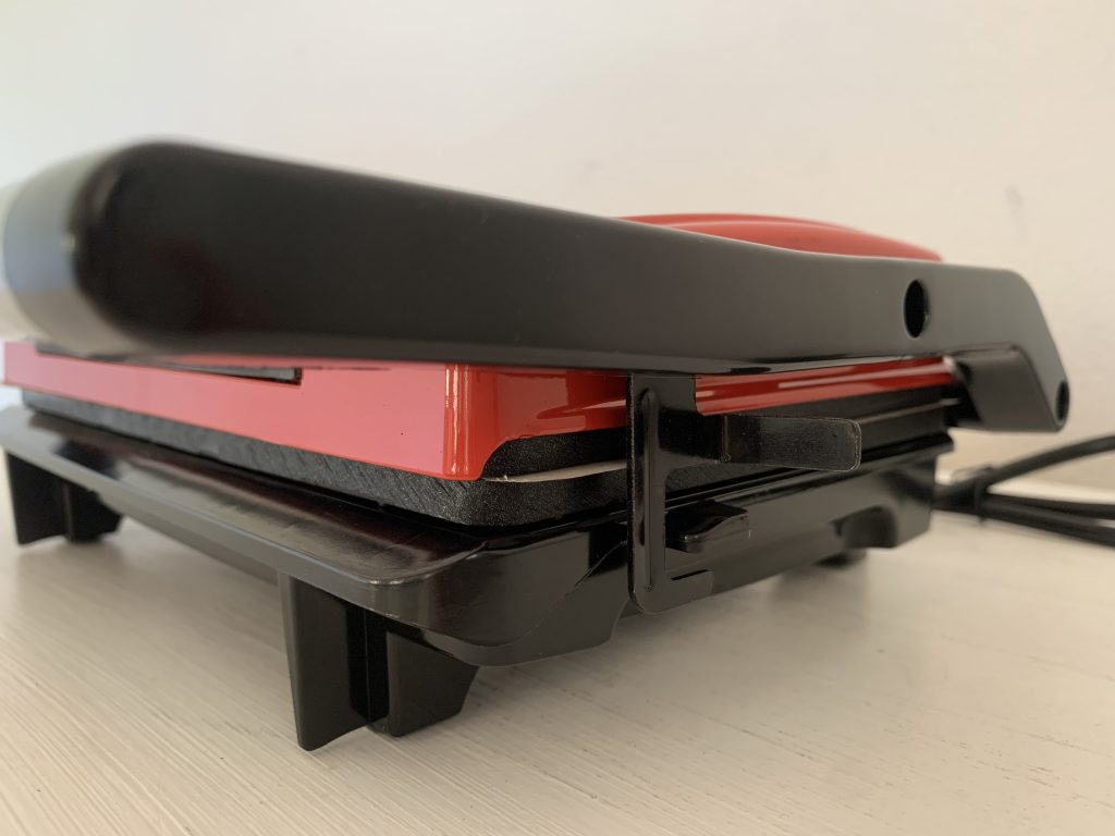 Aigostar 300000HHH Kontaktgrill Nahaufnahme Deckelverrieglung