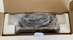 Aigostar 300000HHH Kontaktgrill im geöffneten Karton von oben
