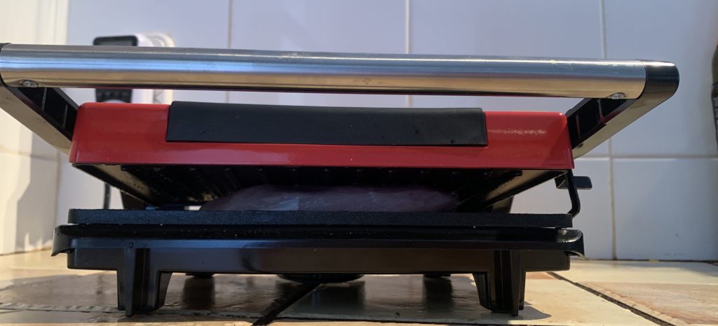 Aigostar 300000HHH Kontaktgrill mit eingelegtem Grillgut von vorne