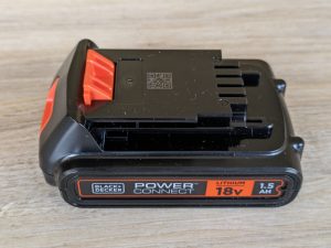 Akku des Black+Decker ‎BDCDC18 Akku-Bohrschraubers von der Seite